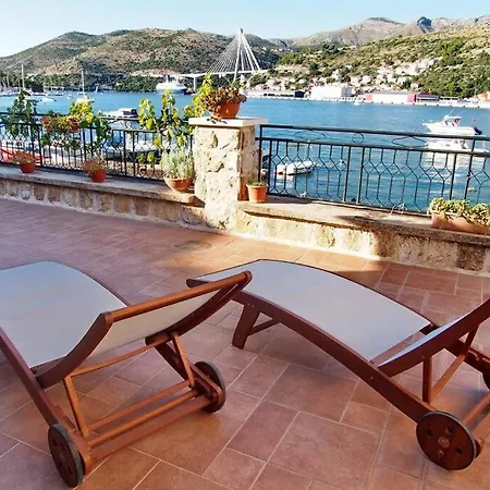 Waterfront Stone House In Center Casa de Férias