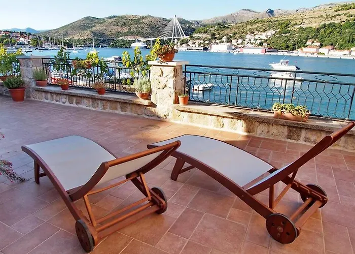 Waterfront Stone House In Center Casa de Férias