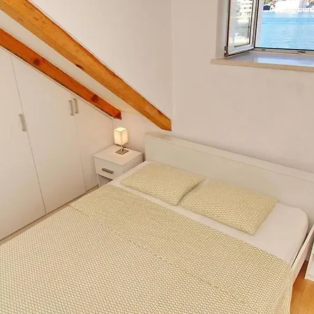 Waterfront Stone House In City Center Дом отдыха