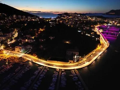 Waterfront Stone House In Center Prázdninový dům