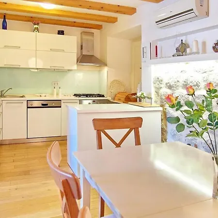 Casa vacanze Waterfront Stone House In Center *