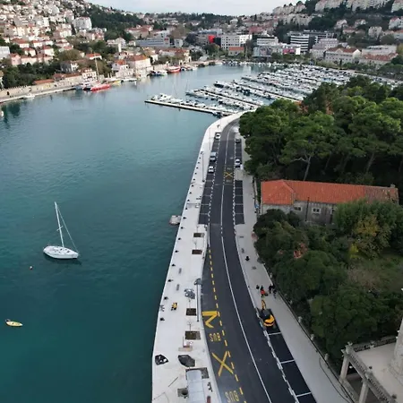 Waterfront Stone House In City Center Hébergement de vacances *