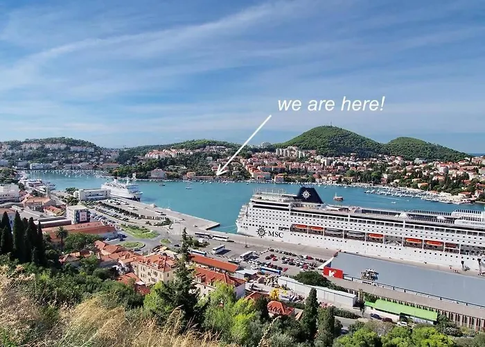 Casa vacanze Waterfront Stone House In Center *