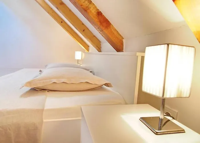 Casa vacanze Waterfront Stone House In Center