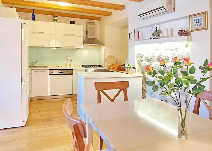 Casa vacanze Waterfront Stone House In Center *