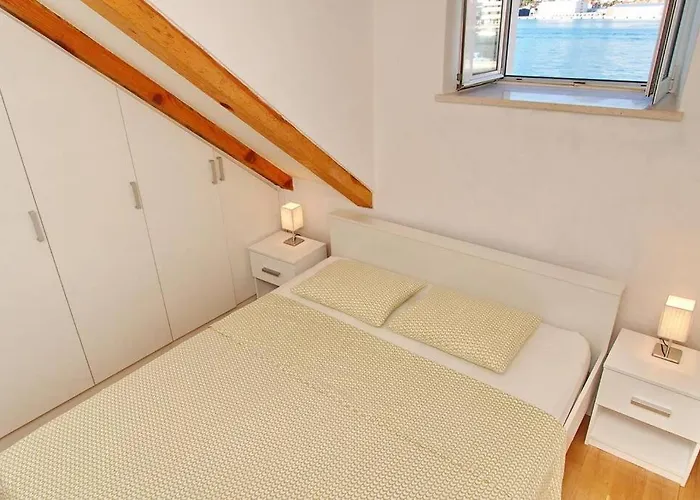 Waterfront Stone House In Center Casa vacanze